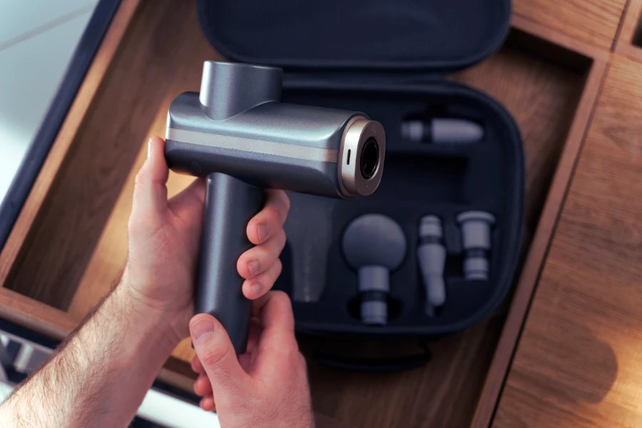 Масажер з насадками для опрацювання м’язів шиї та плечей